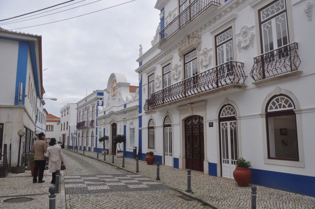 En teori om hur man bygger hus här i Portugal, då husen ser lite annorlunda ut här om man åker från norr till söder. 