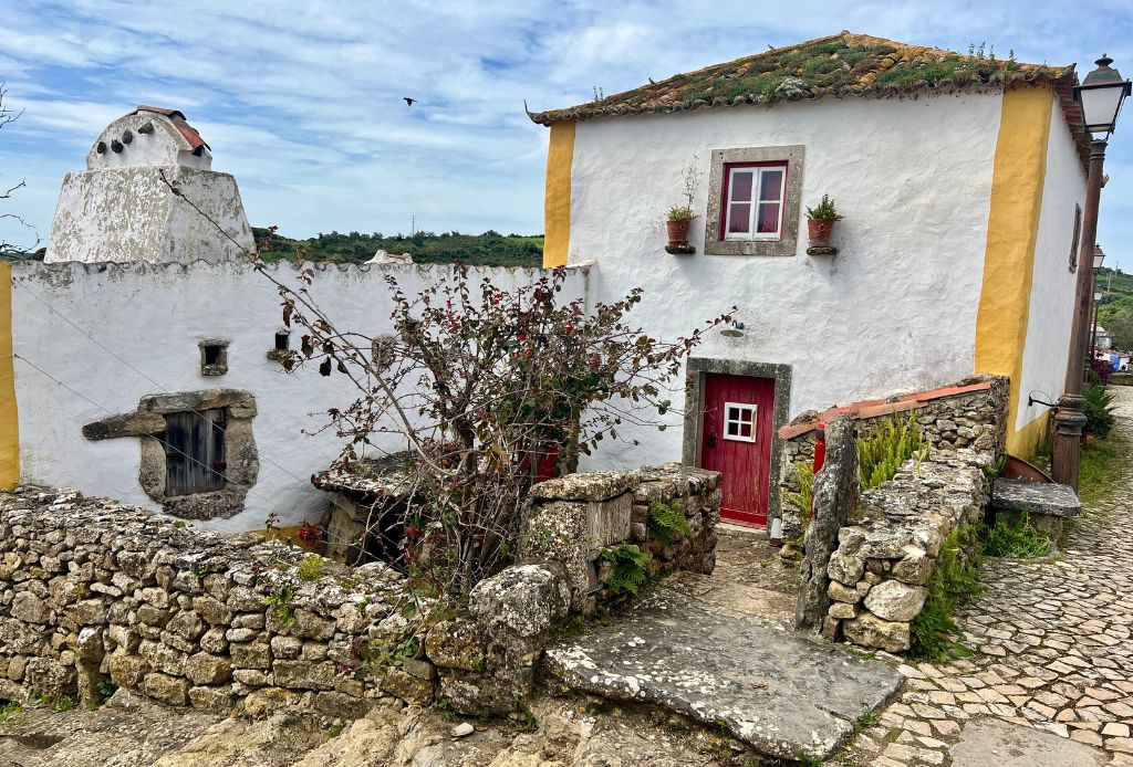 Aldeia da Mata Pequena mellan Mafra och Lissabon. är en liten by som tar besökare till det förflutna i ett orört grönt landskap.